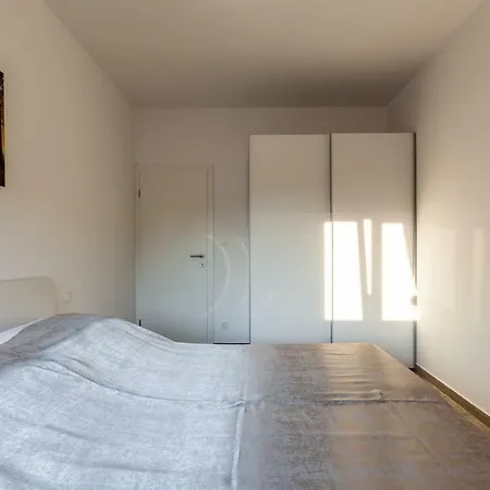 Luxury Aria, * טרוגיר