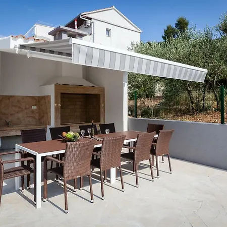 Luxury Aria, * טרוגיר