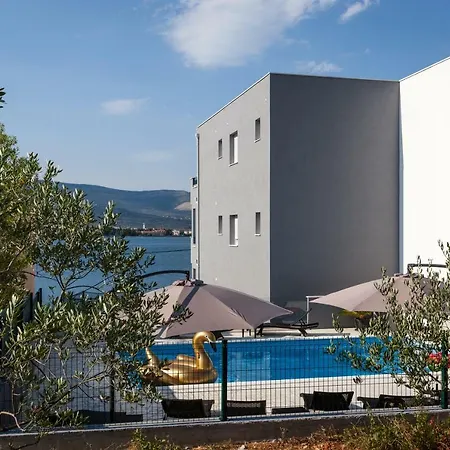 Luxury Aria, טרוגיר