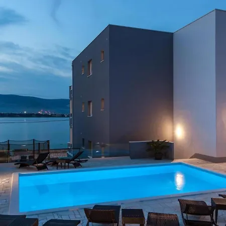 Luxury Aria, Τρογκίρ