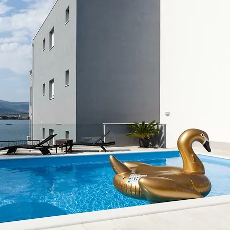 Luxury Aria, Τρογκίρ