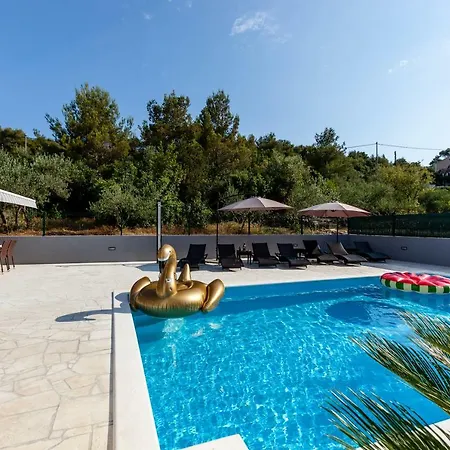 Luxury Aria, * Τρογκίρ